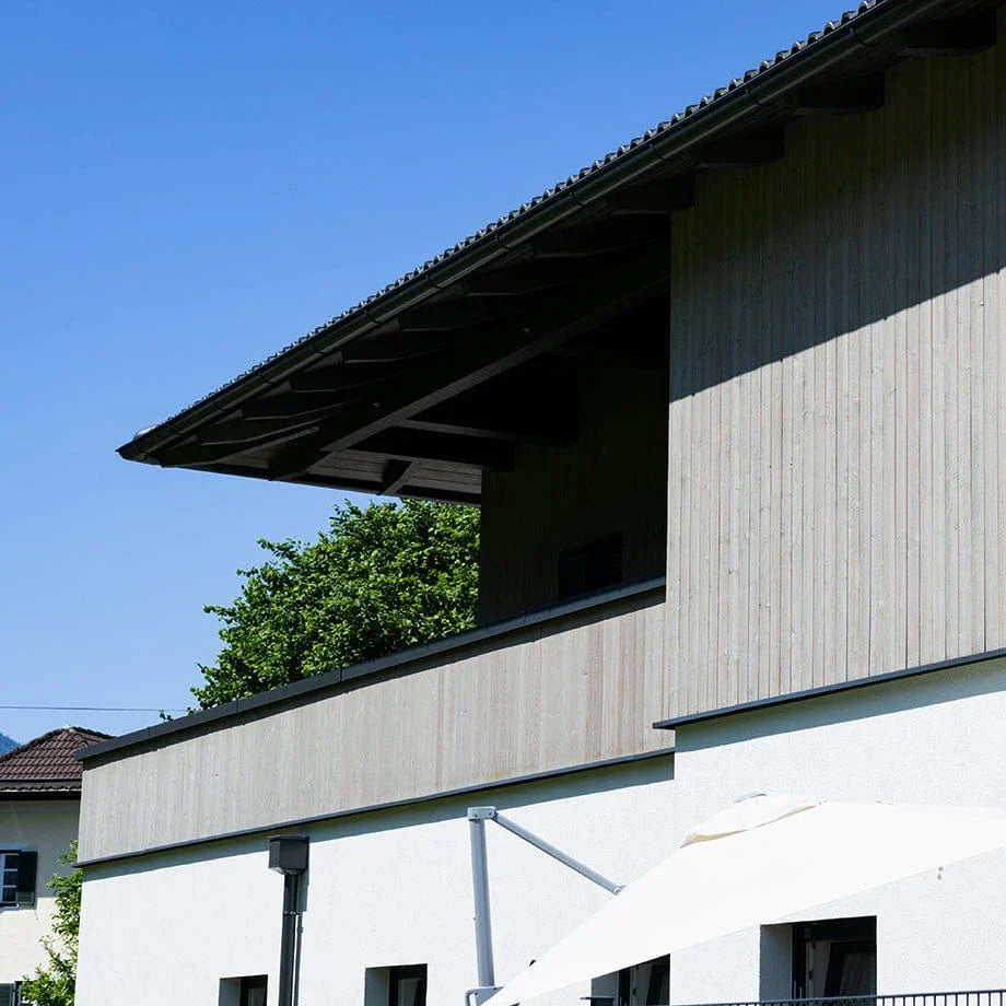Fassade Lärche in Rauoptik vorvergraut
