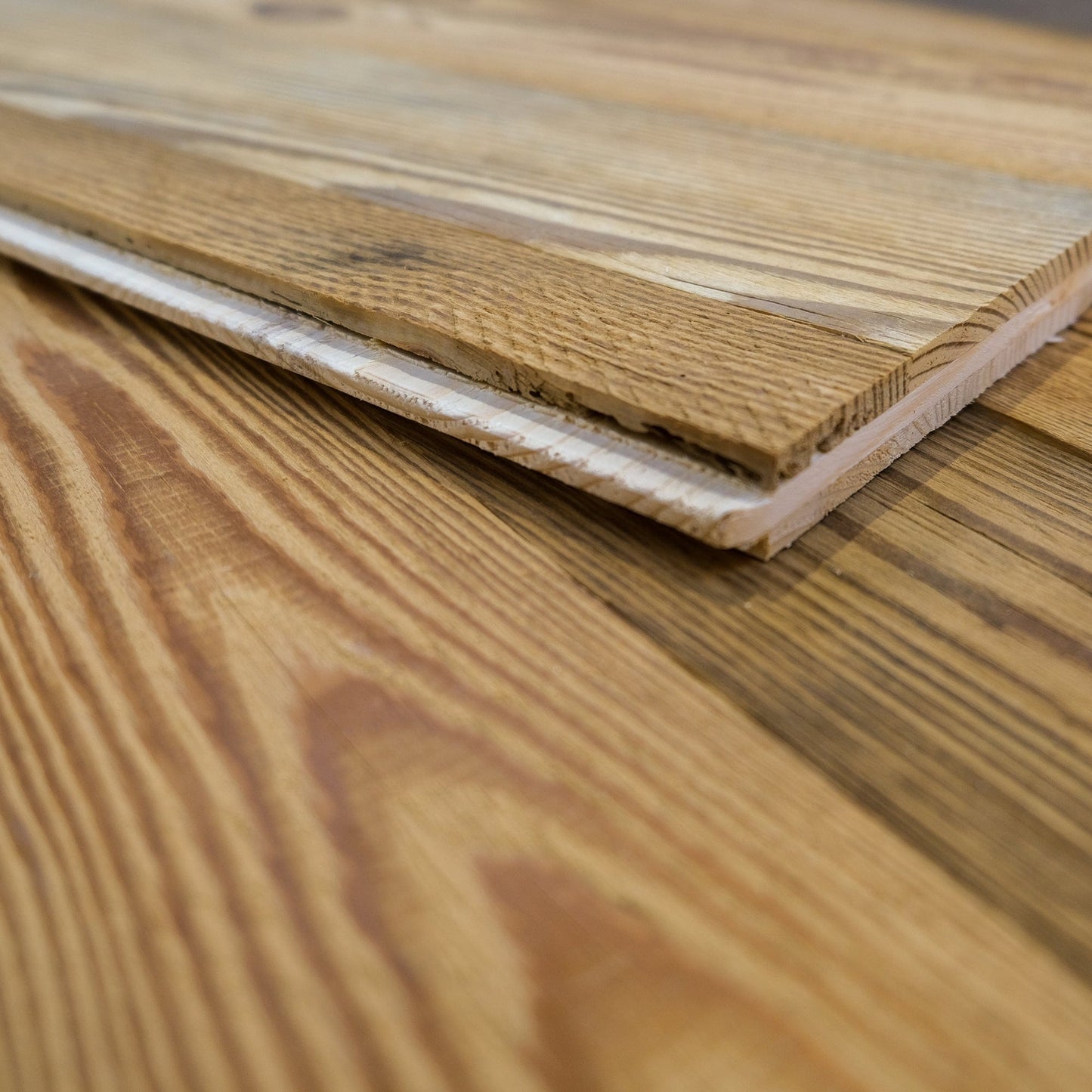 Wand- & Deckenverkleidung Altholz Fixformat mit Nut & Feder - karamell