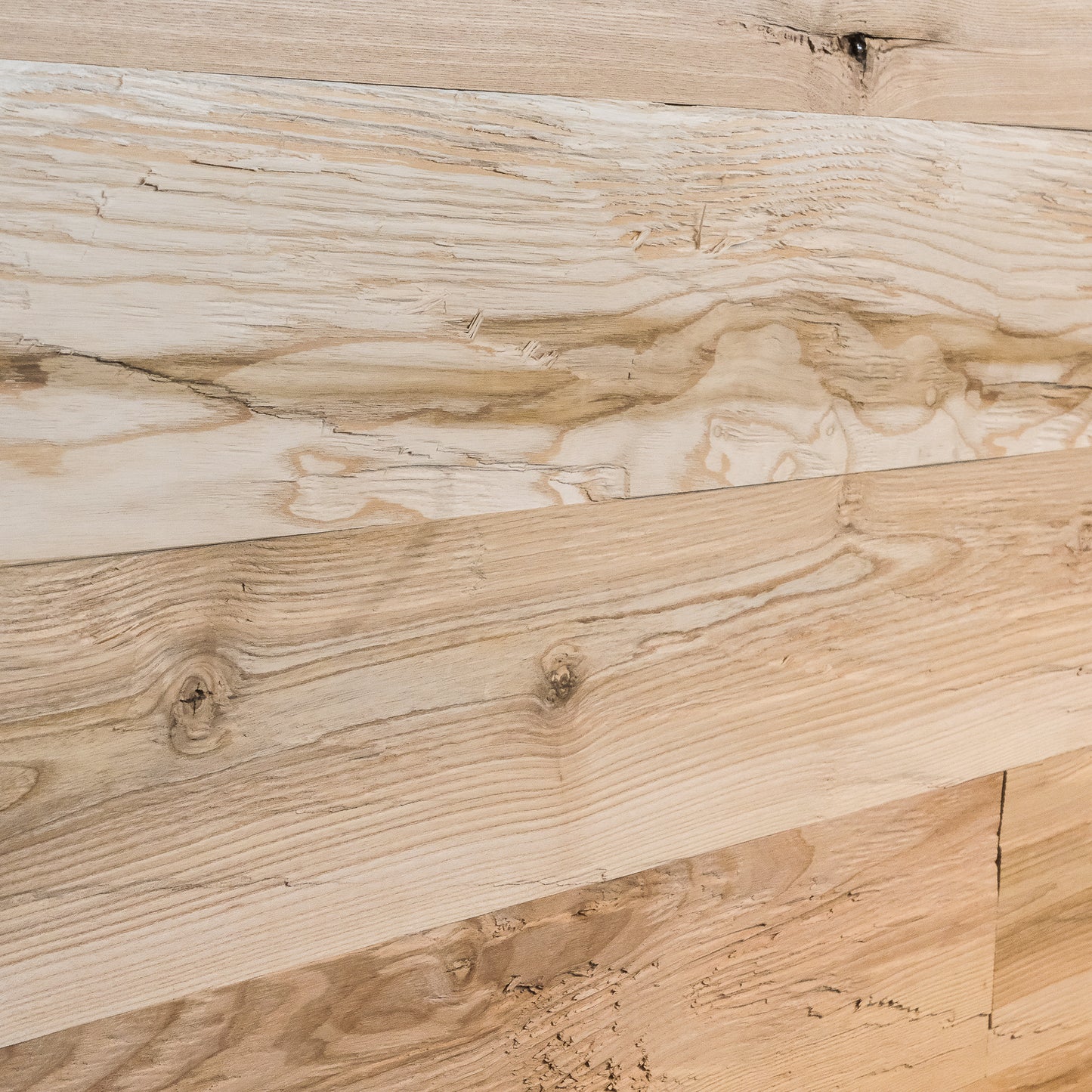Wand- & Deckenverkleidung Esche gehackt