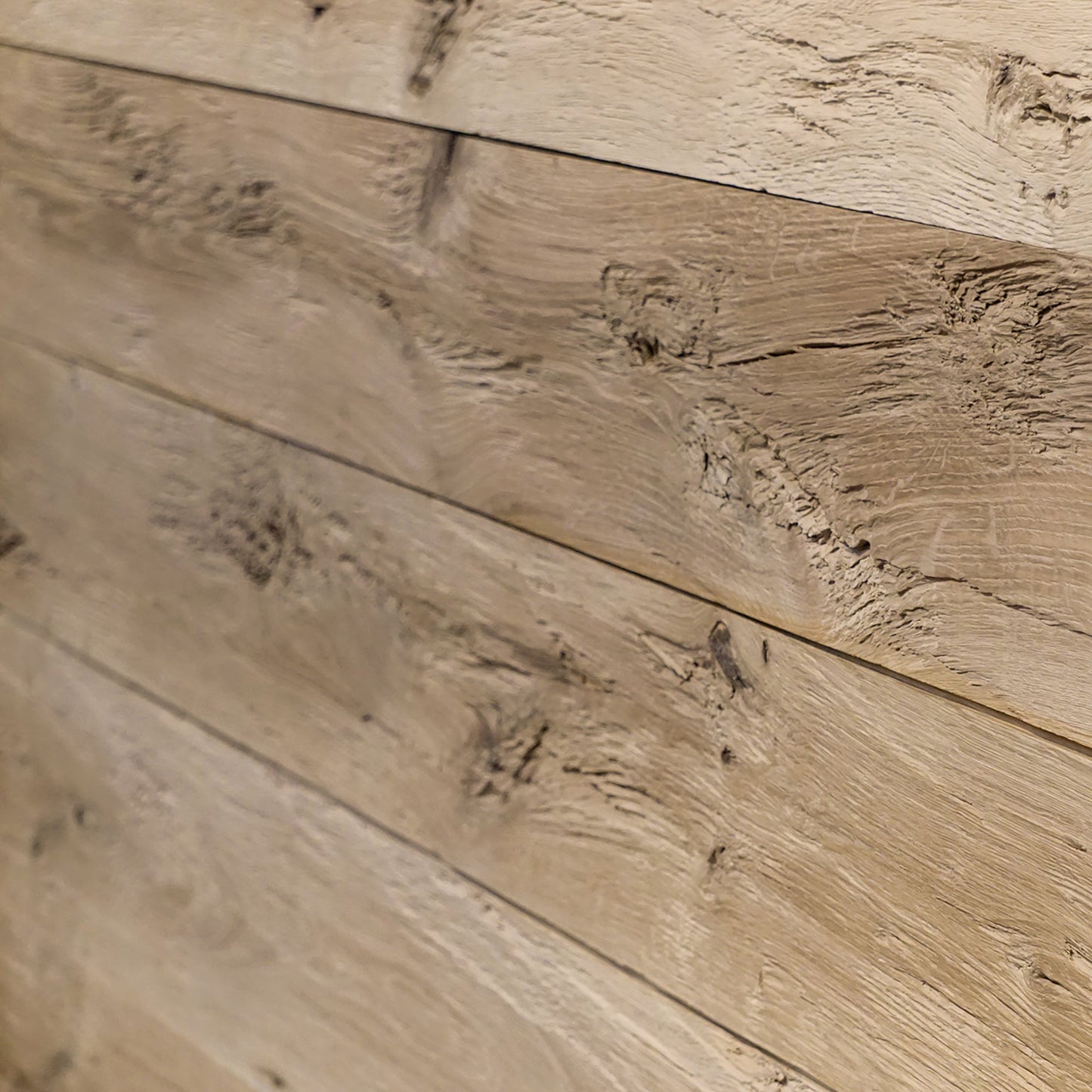 Wand- & Deckenverkleidung Eiche gehackt