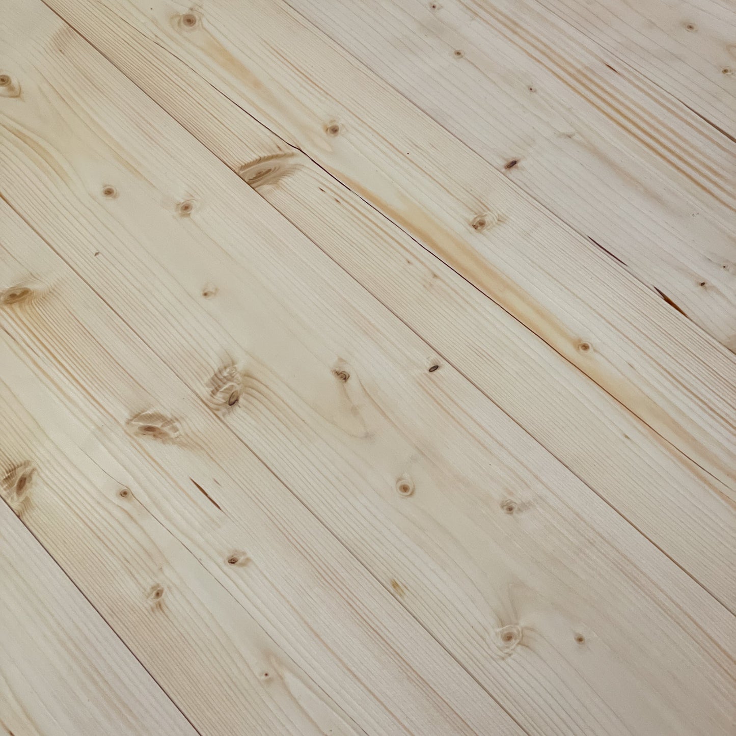 Pavimento in legno di abete rosso, oliato pronto per l'uso