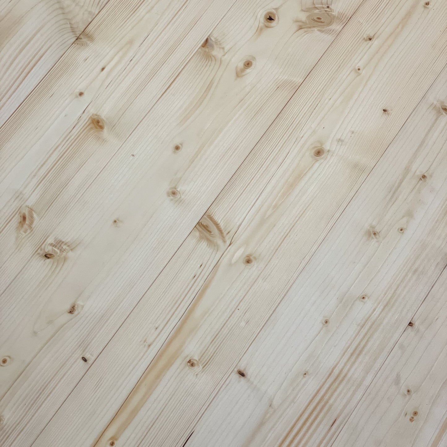 Pavimento in legno di abete rosso, oliato pronto per l'uso