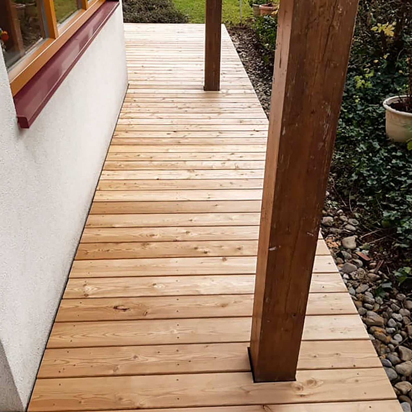 Smooth larch decking – super strong 28mm!