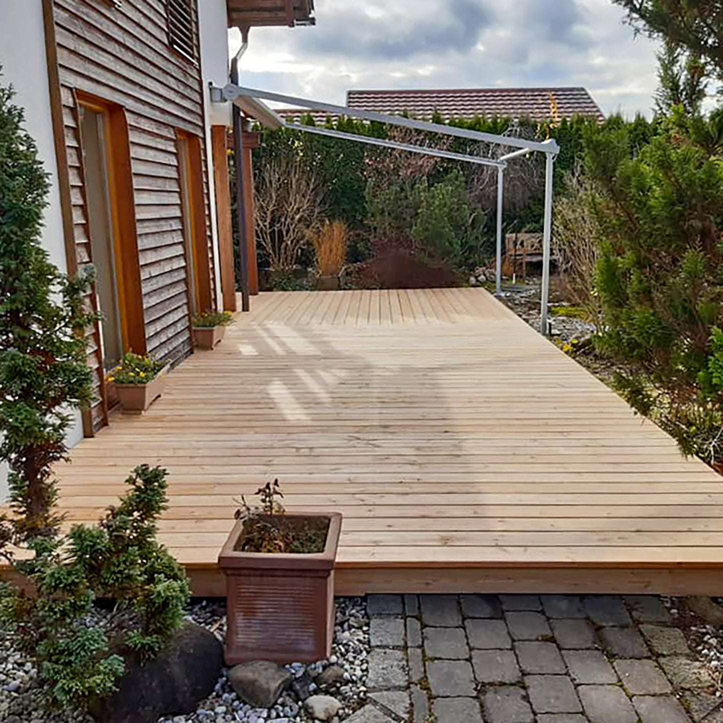 Smooth larch decking – super strong 28mm!