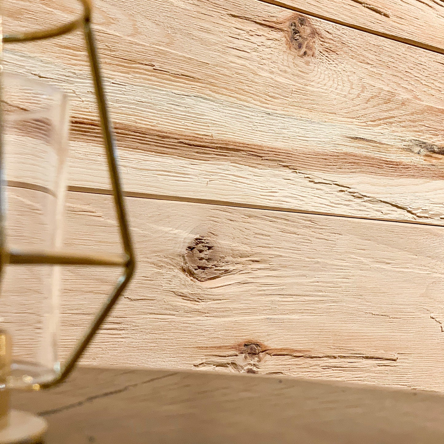 Holz gehackte & gebürstete Zirbe Wandverkleidung / Wohnwand